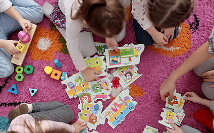 パズルで遊ぶ子供たち、幼児の発達