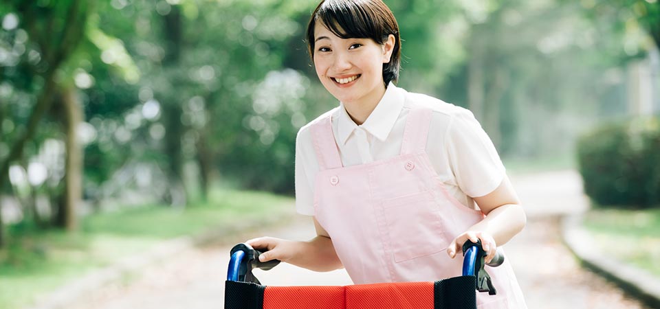 笑顔の女性介護士