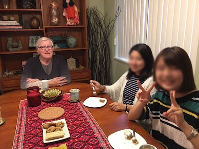 留学生たちがホストマザーと晩御飯
