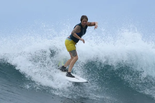 female surfers