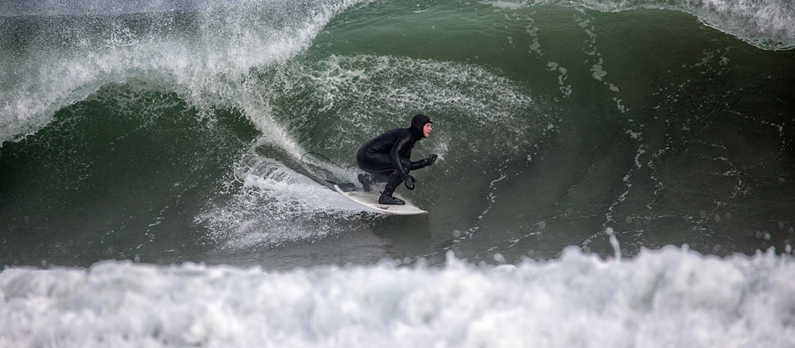 surfing banzai pipeline