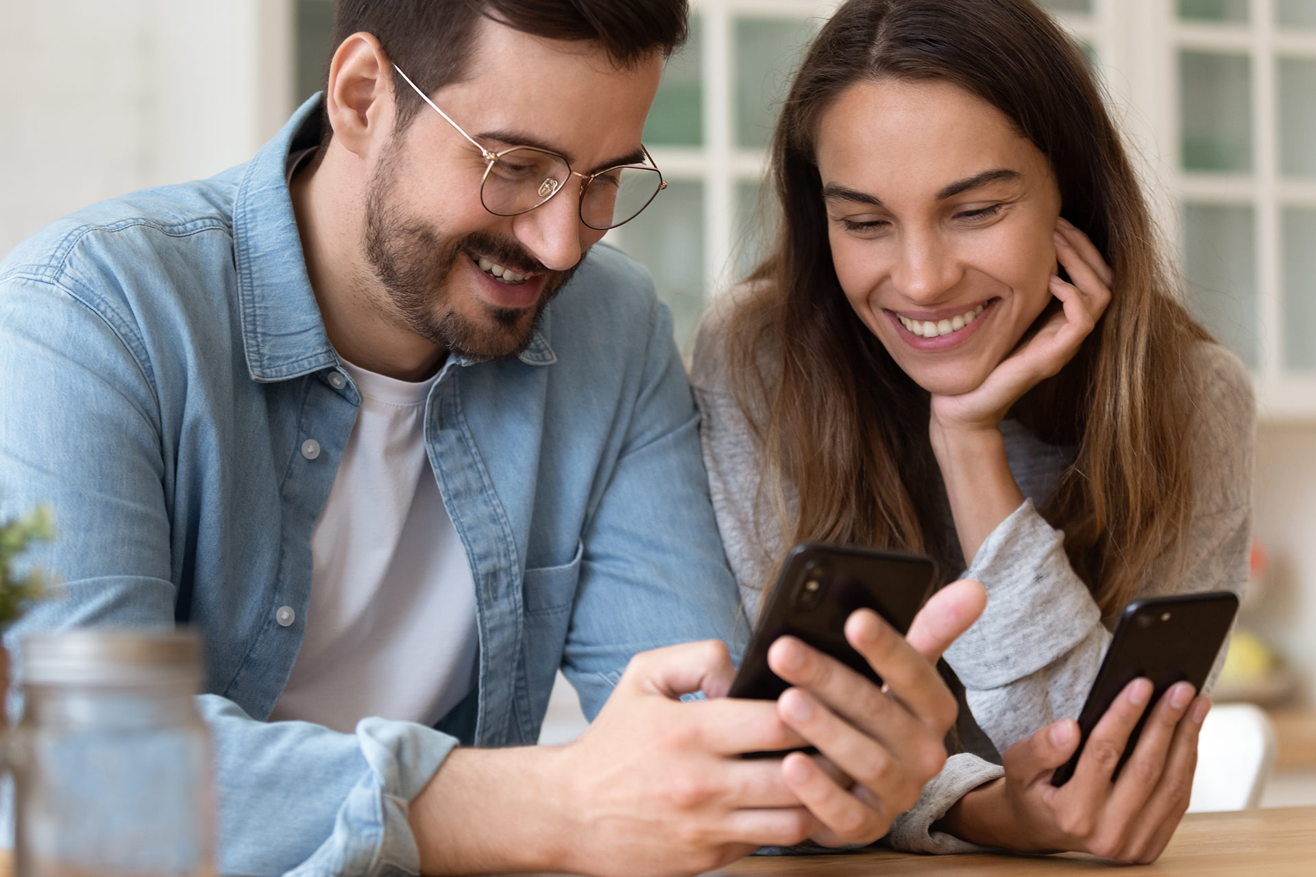 Un couple regarde un smartphone