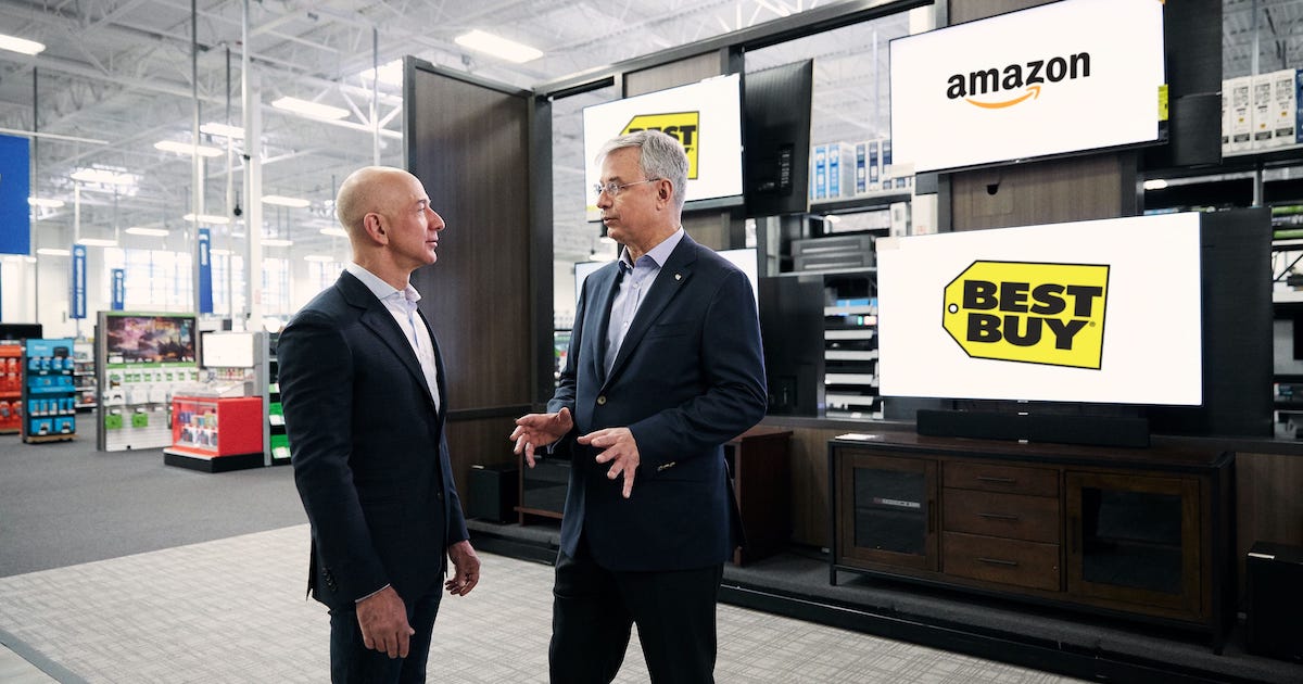 Photo de Jeff Bezos, patron fondateur d'Amazon, visitant un magasin Best Buy