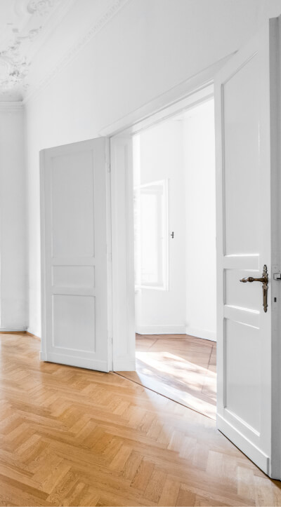 Leerer Raum im Inneren einer Denkmalimmobilie