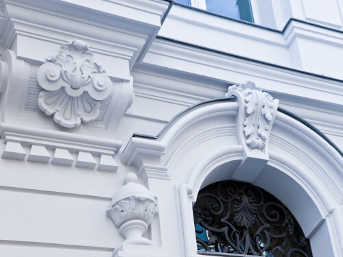 Nahansicht der Fassade einer Denkmalimmobilie