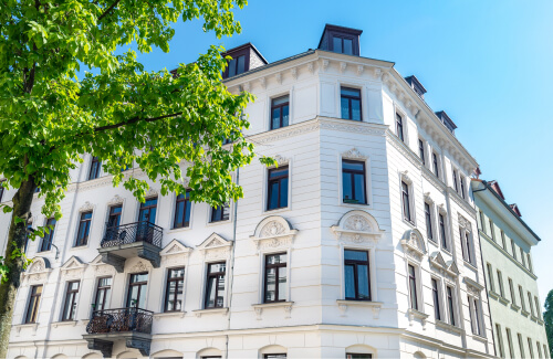 Weiße Fassade einer Denkmalimmobilie