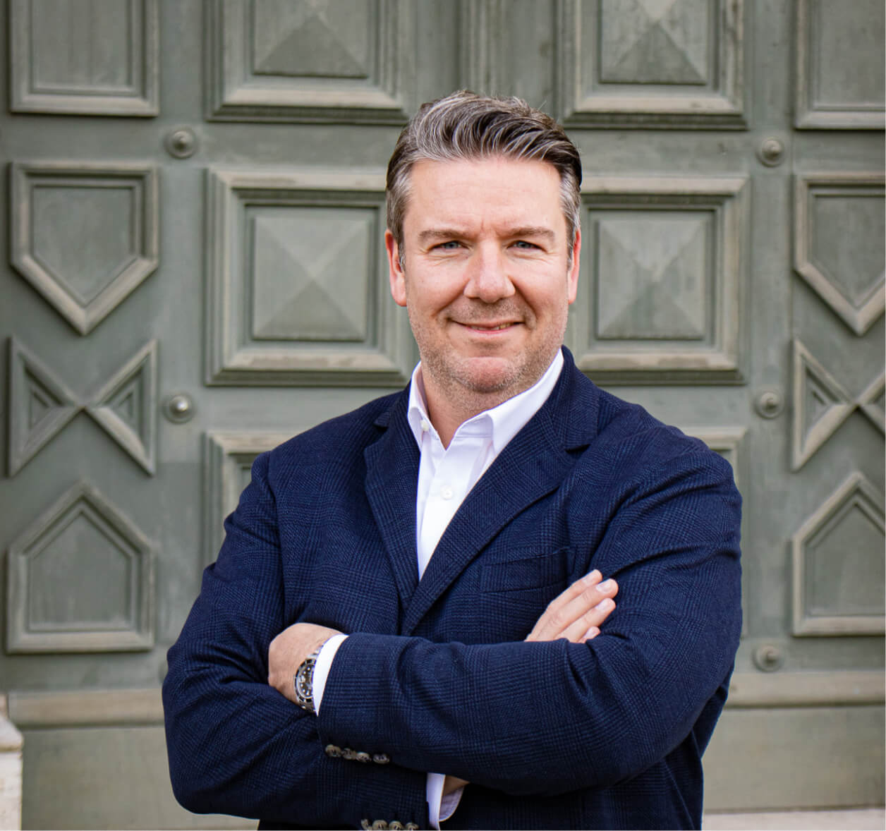 Marcel Keller Portraitbild vor einer Denkmalimmobilie