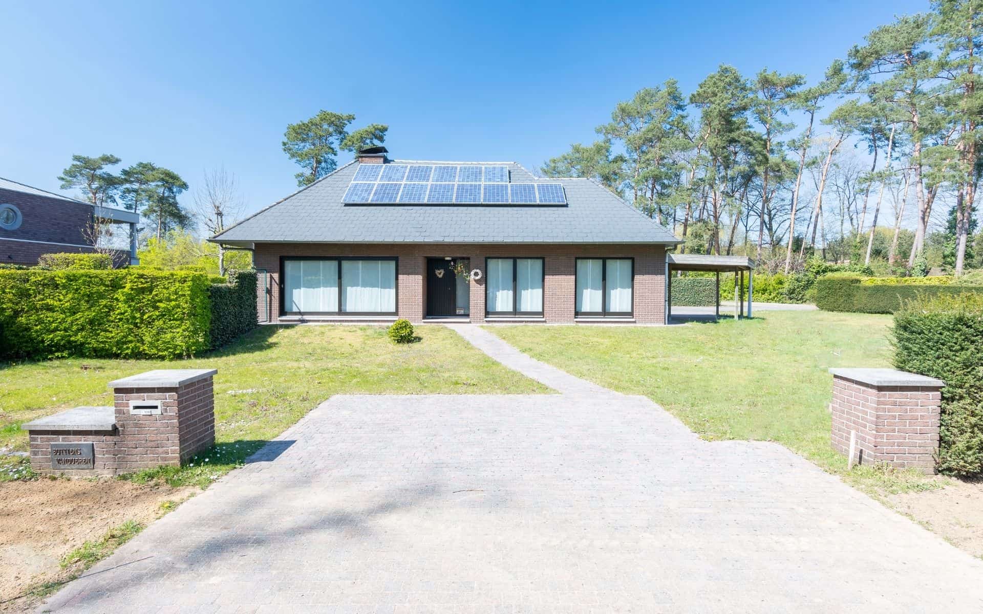 Zicht op de voorzijde van de villa te Bolderberg