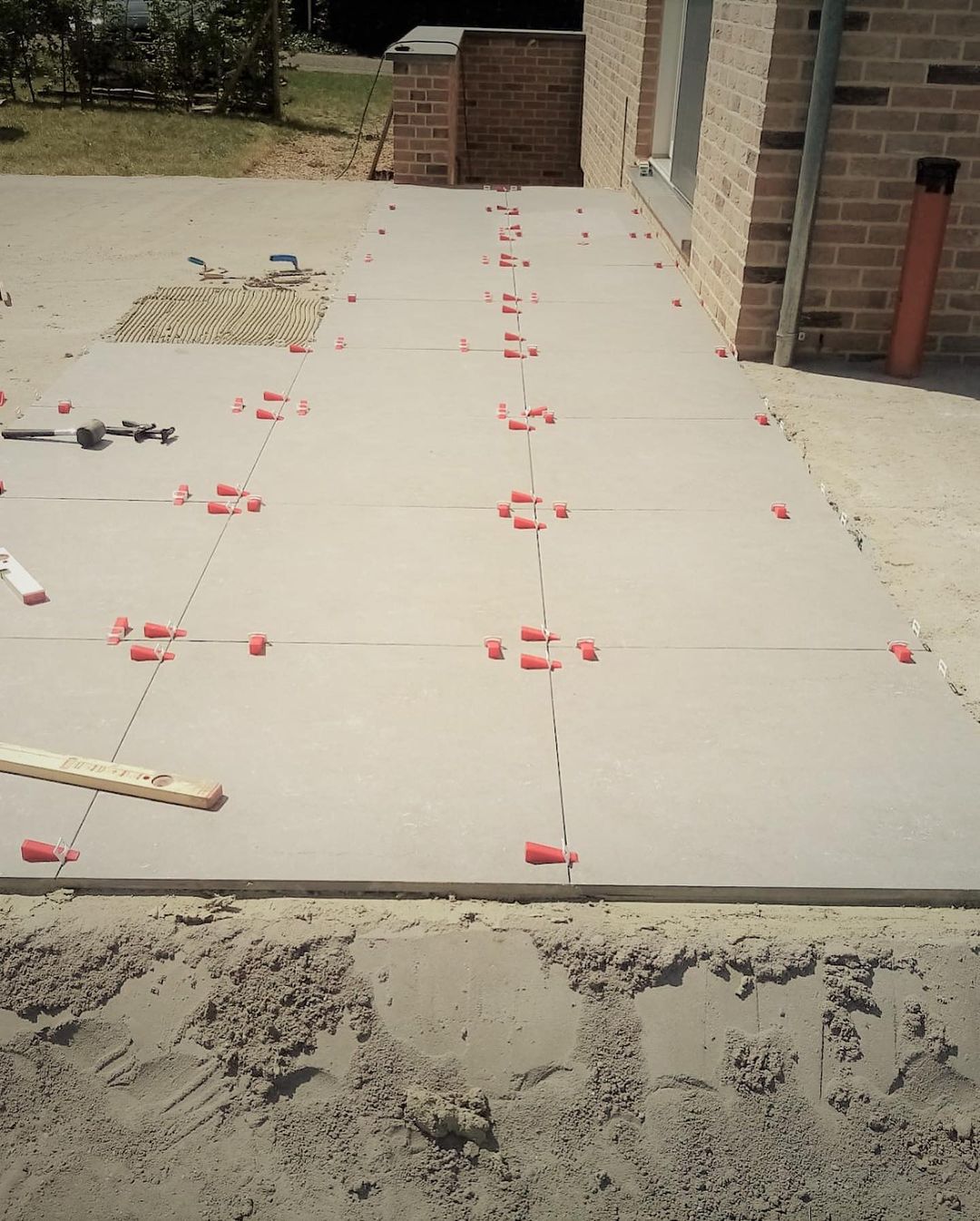 Terrastegels worden geplaatst met niveleringsclips zodat u een perfect aangelegd terras heeft