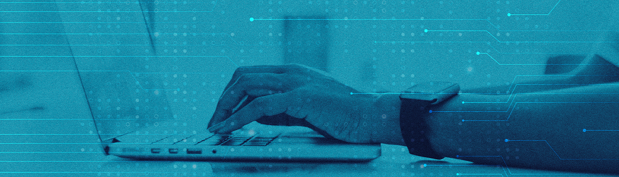 Pessoa teclando em notebook. A imagem conta com um filtro azul e a sobreposição de ilustrações que remetem à tecnologia