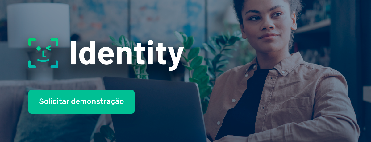Banner clicável com o texto "Identity" mais "Solicitar demonstração". Ao fundo, há uma imagem ilustrativa de uma moça fazendo uso de um notebook