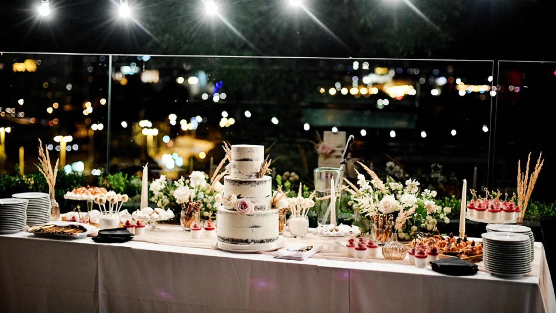 Sweat bar with a wedding cake in the middle with night lighting