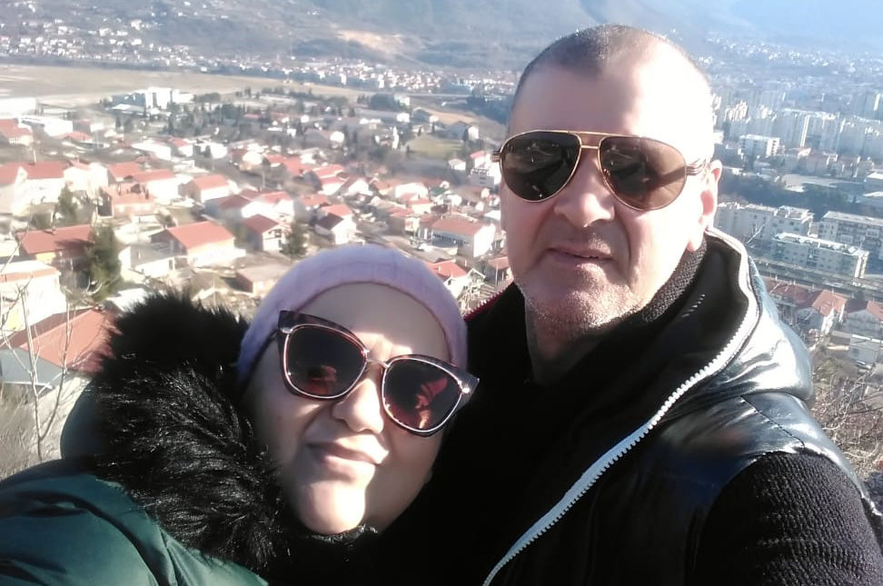 žena s rakom endometrija u zagrljaju muškarca s prekrasnim pogledom na prirodu i grad