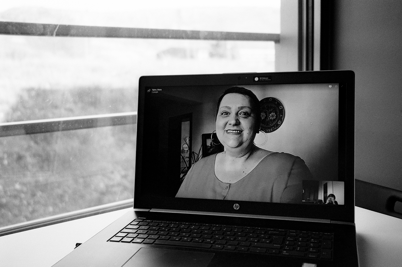 žena kratke tamne kose oboljela od raka endometrije sa širokim osmijehom borbenosti