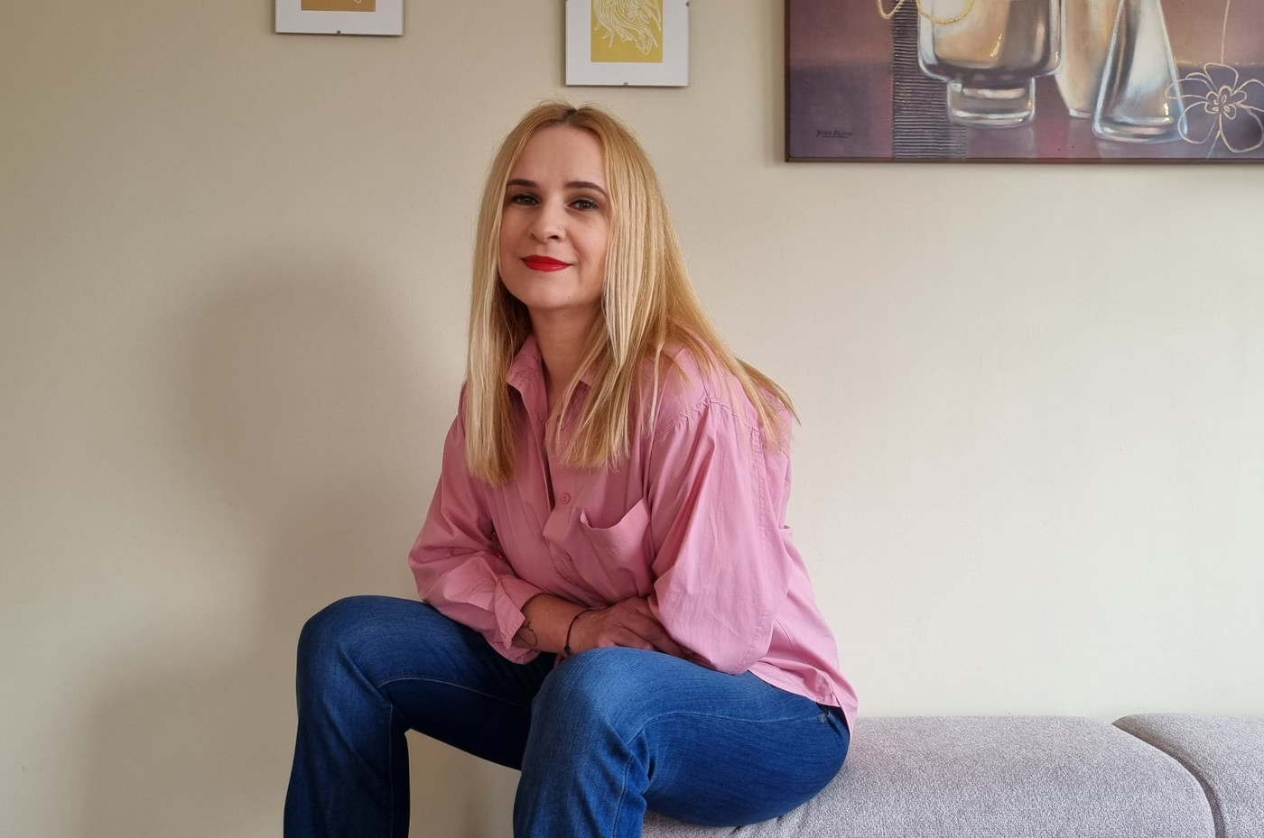 žena duge plave kose oboljela od raka dojke sjedi i gleda s nadom u budućnost u borbi s rakom