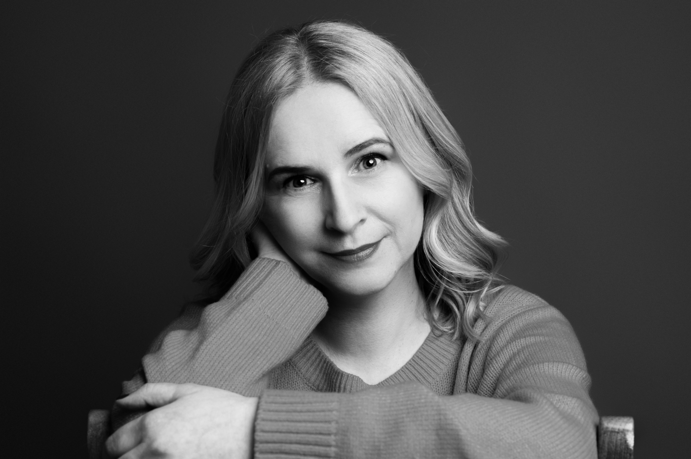 Žena oboljela od raka dojke sjedi gleda u daljinu i razmišlja o strahovima od operacije