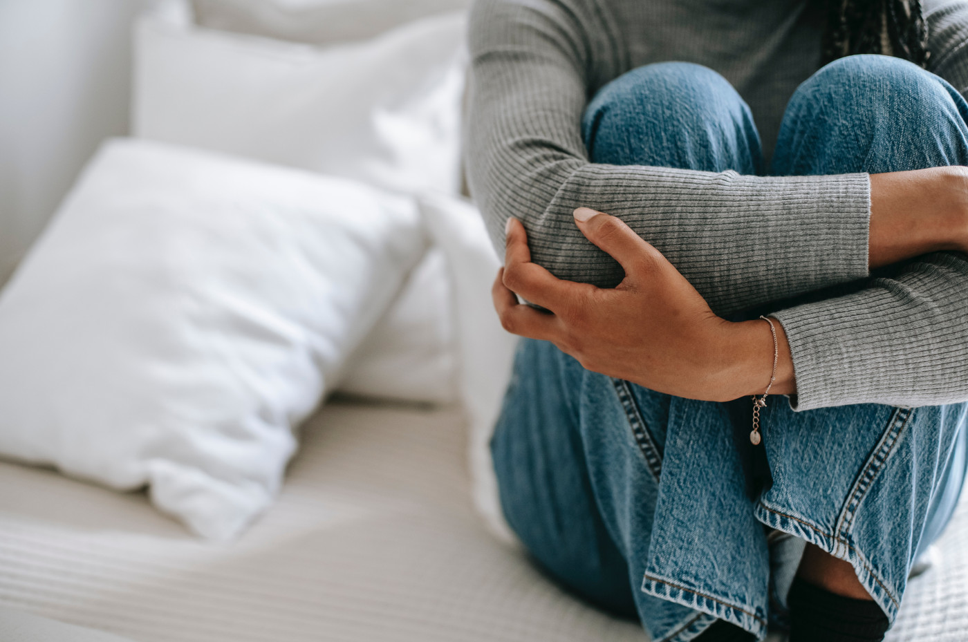 žena ostavljena sama na krevetu zbog aseksualnosti nakon liječenja raka hormonskom terapijom