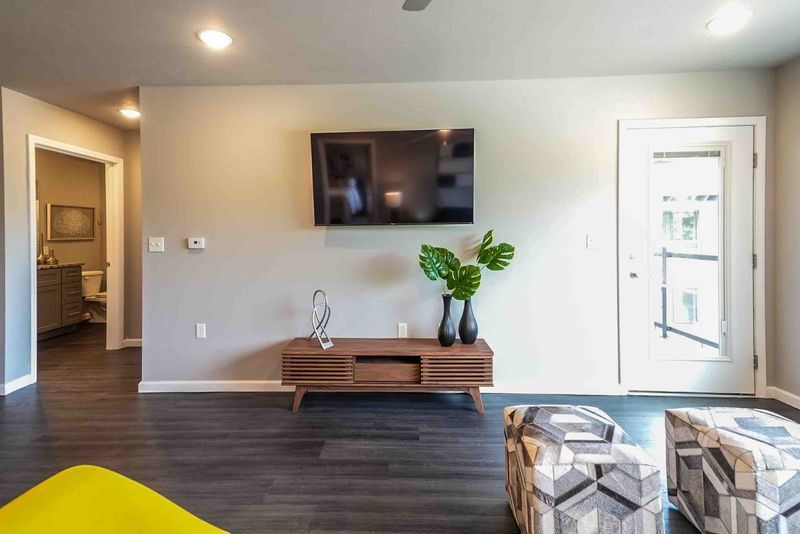 Photos / 3D Tours Silverleaf Apartments & Condos