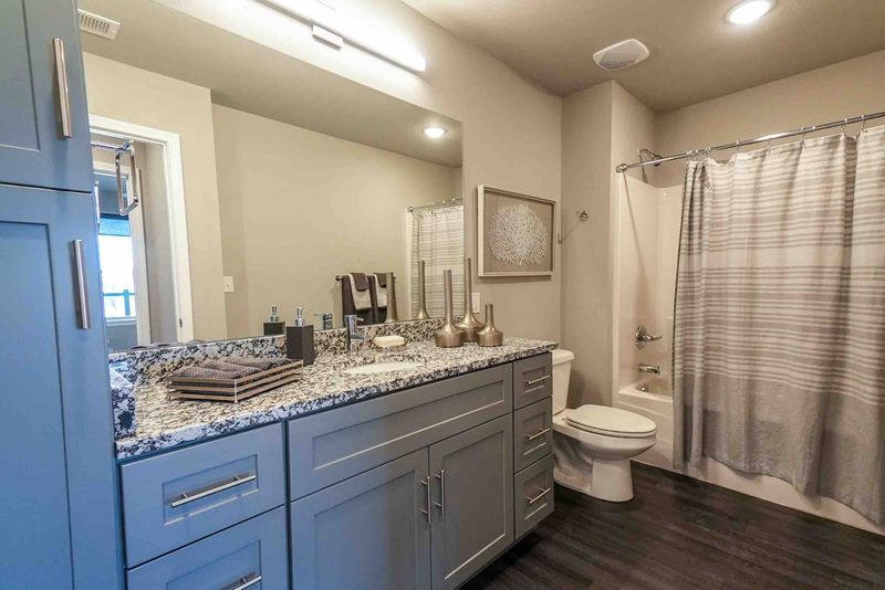 Photos / 3D Tours Silverleaf Apartments & Condos