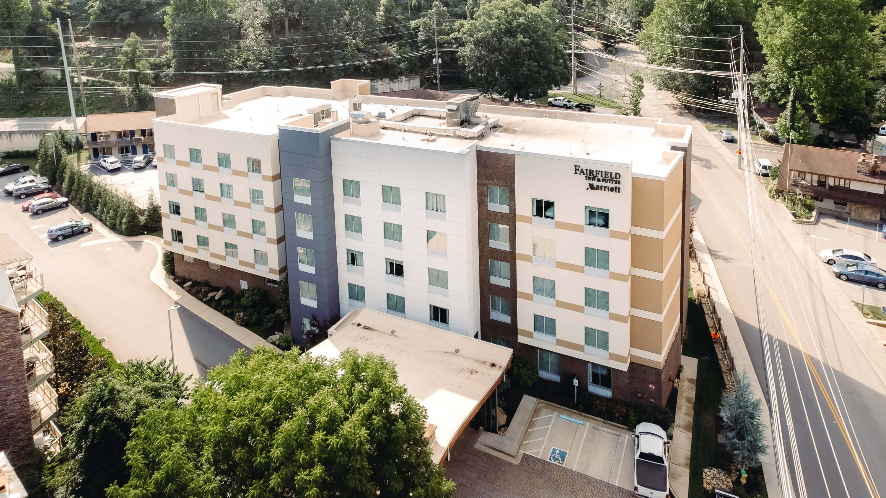 hotel exterior Fairfield & Suites Gatlinburg Tennessee