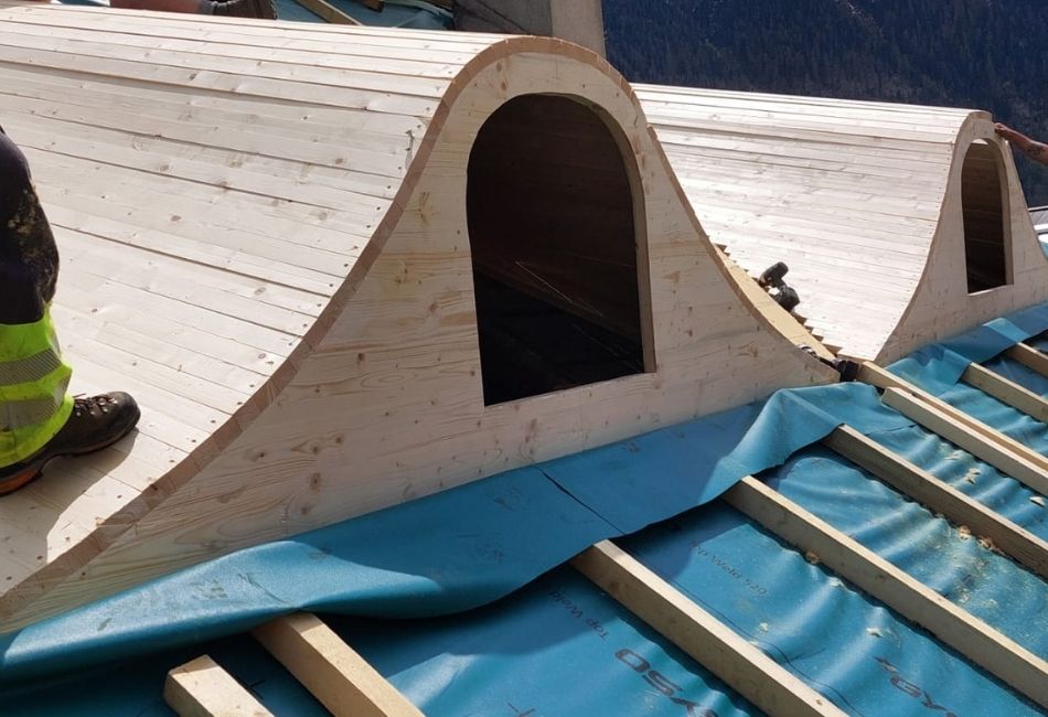 gaube holz geschwungen dachsanierung holzbau foffa conrad engadin graubünden schweiz zimmermann spengler ein ansprechpartner