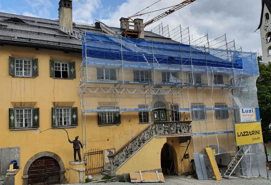 gerüstbau fassade dach altes gebäude dachsanierung holzbau foffa conrad engadin graubünden schweiz zimmermann spengler ein ansprechpartner