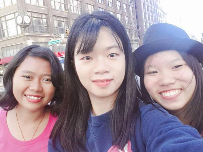 YES Foreign Exchange Student from Indonesia Ni Komang Melya Lestar with friends