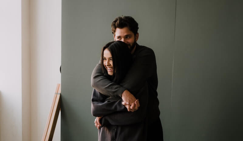 Un couple dans leur nouvelle maison