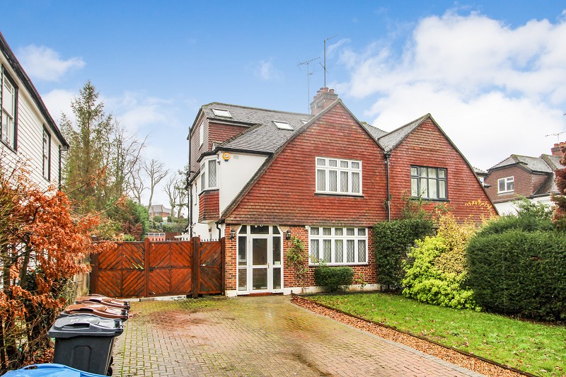 Upper Selsdon Road, South Croydon, Surrey. CR2 0DZ Zoom Hybrid Estate