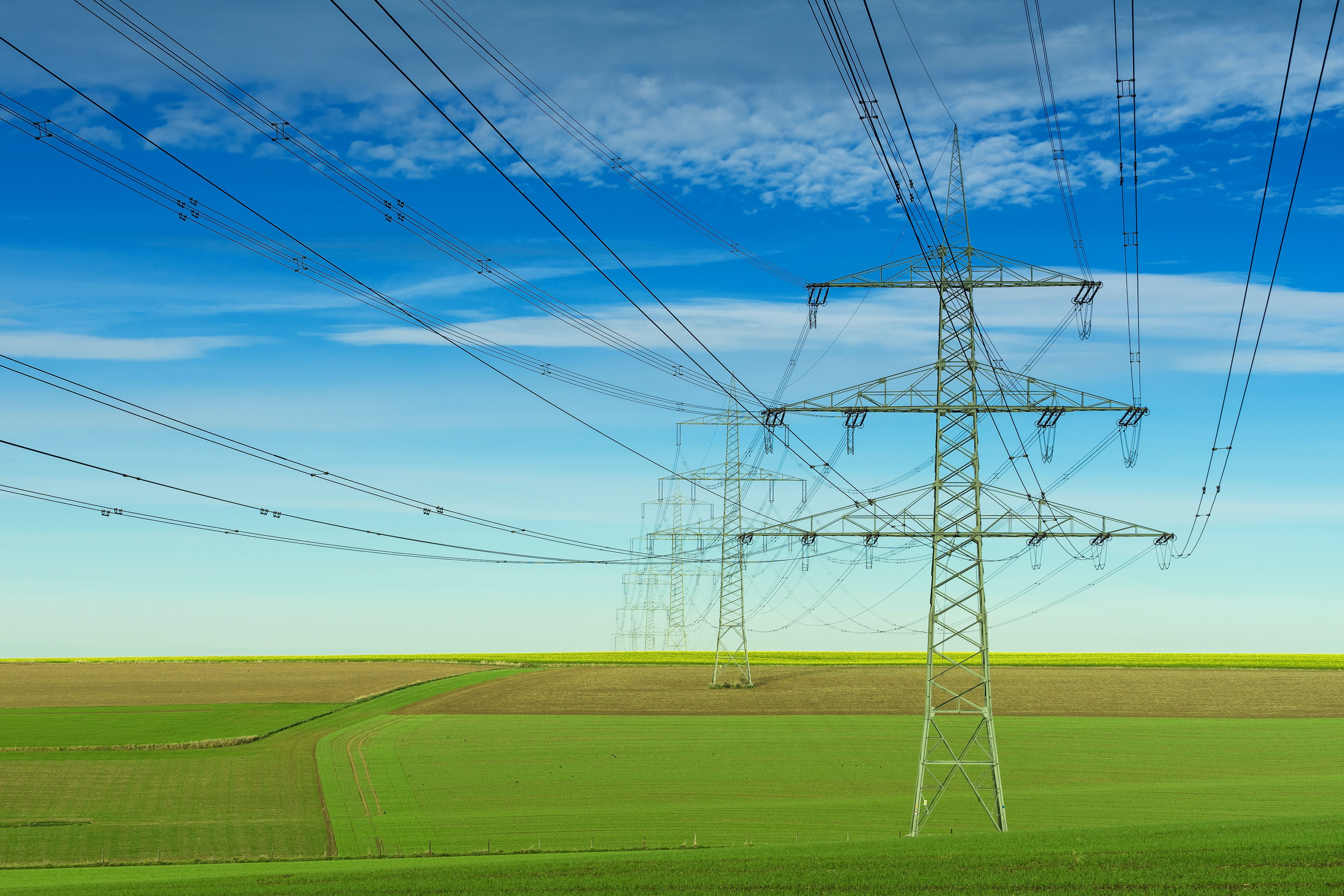 Transportar la electricidad de un lugar a otro (el transporte y la distribución) tiene un coste - Chippio