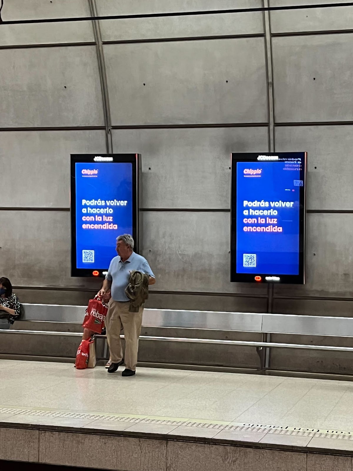 Anuncios de Chippio en una calle de Bilbao