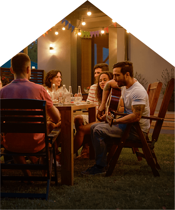 Un groupe de propriétaire d'un d'habitat participatif de la cour arrière commune de la propriété.
