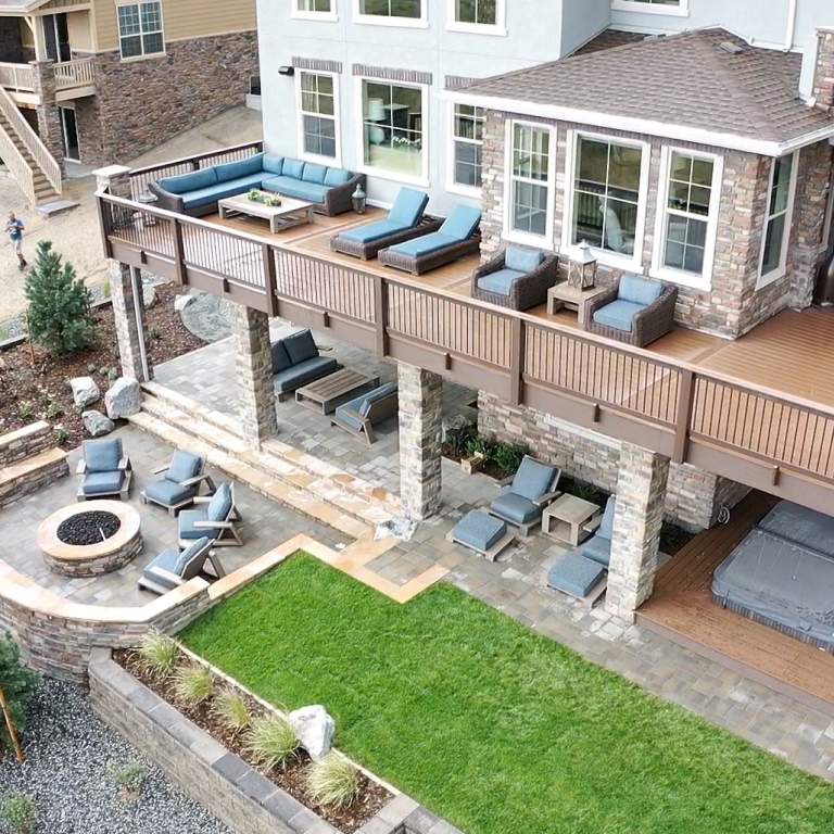 Very large Upper Level deck with outdoor living space