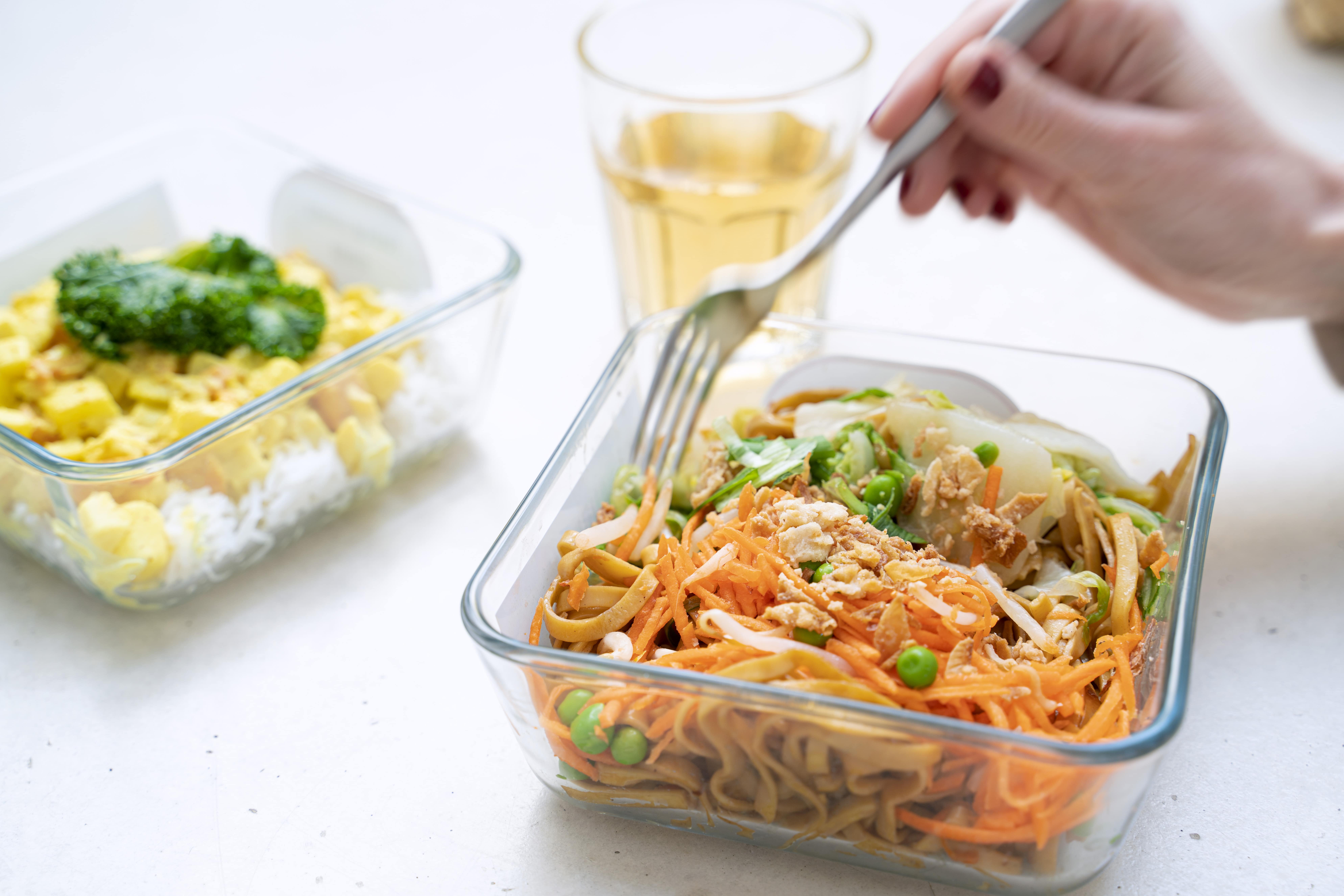 plusieurs plats sur une table 