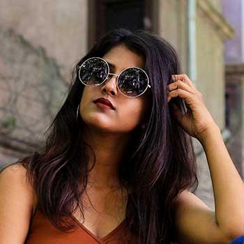 woman with blackglasses
