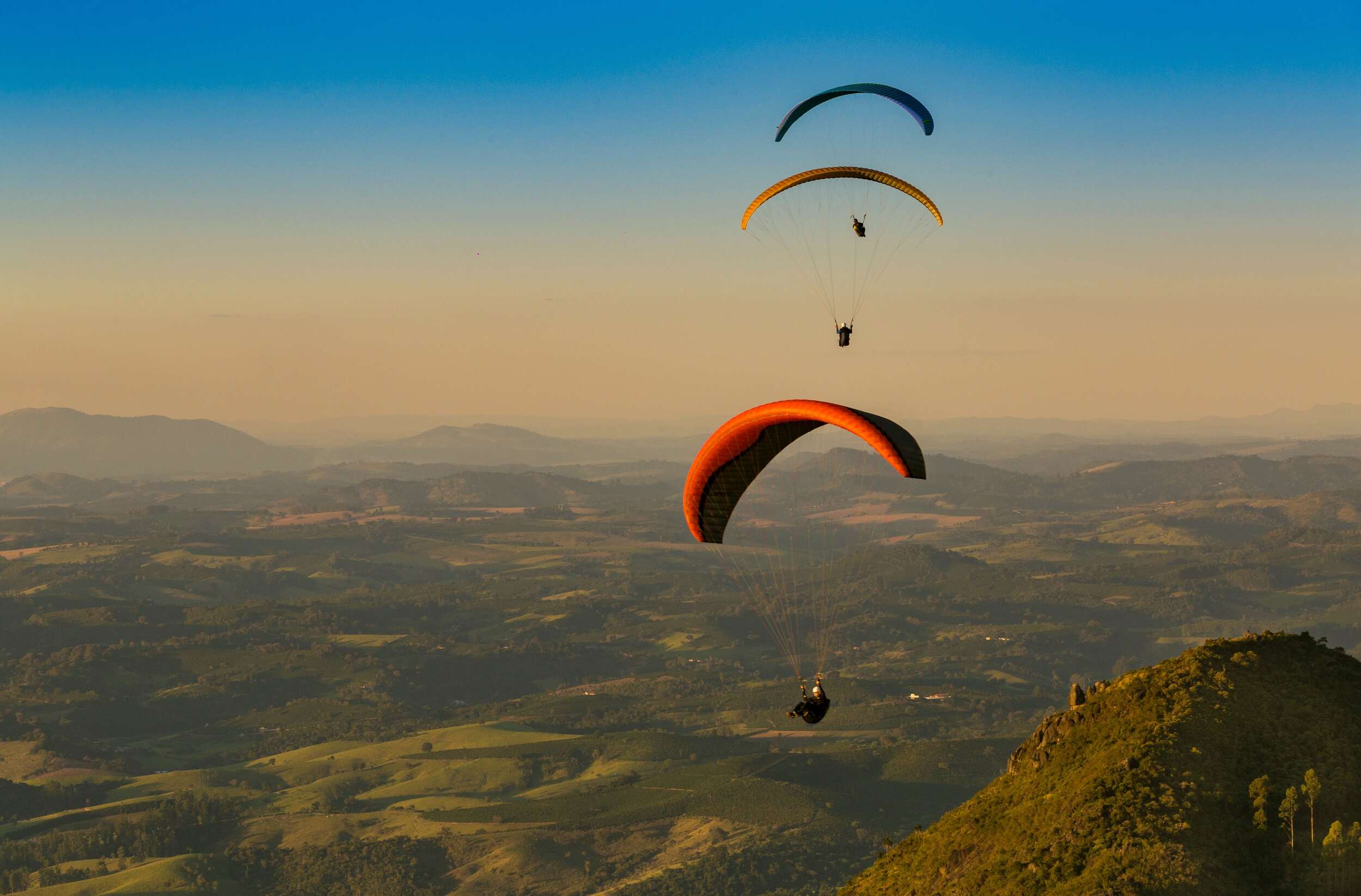 3 parapentes lors d'un vol