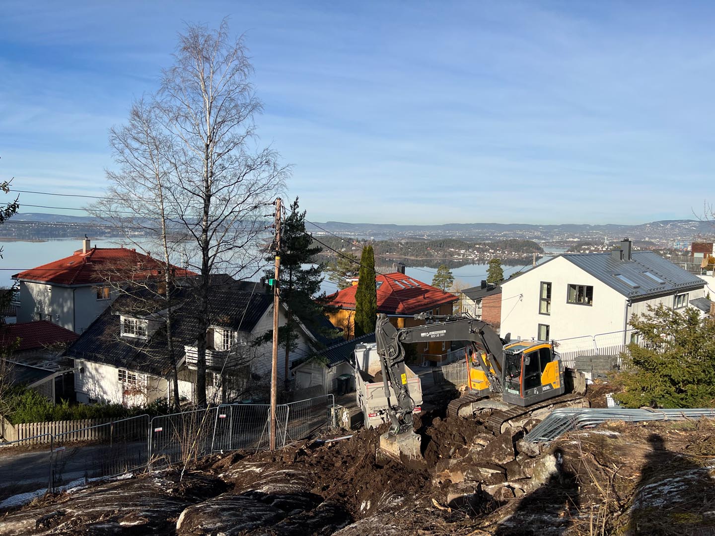 Bilde av Hole Graveservice som graver i en hage.