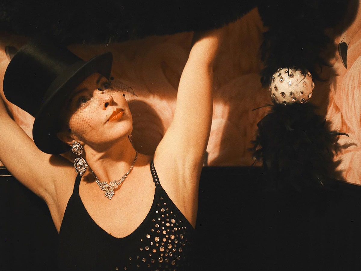 Drie performing the art of tease