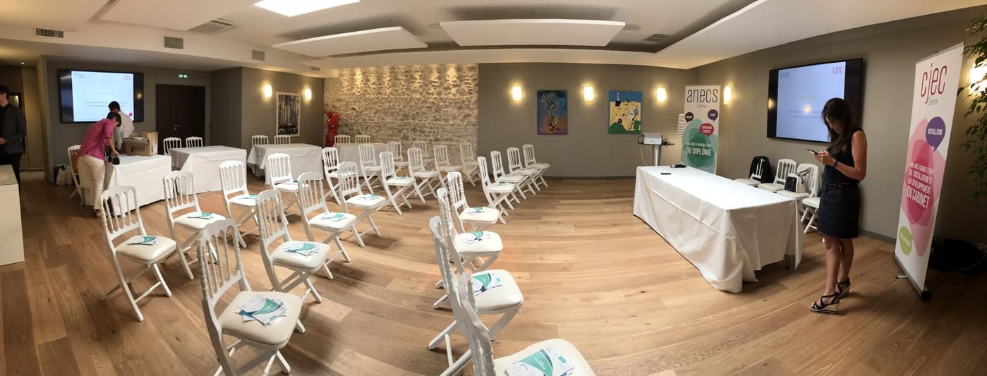 Rez-de-chaussé de l'Open Space, dans une configuration séminaire