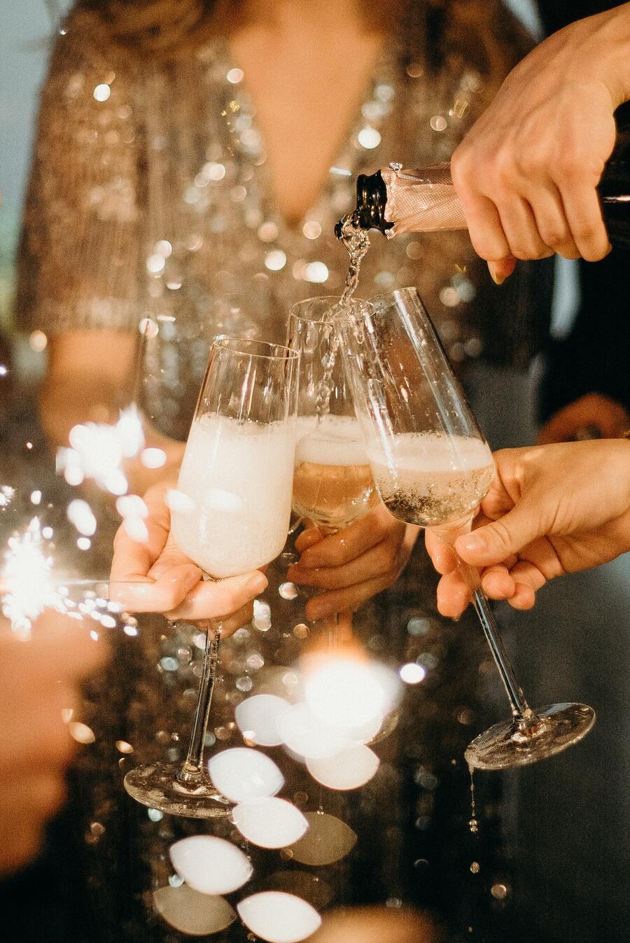Trois flûtes de champagne et une bouteille