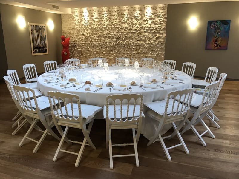 Table ronde, dressée et nappée