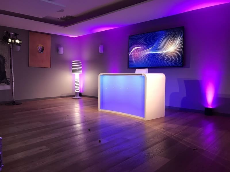 La salle de l'open Space animée de couleur violette