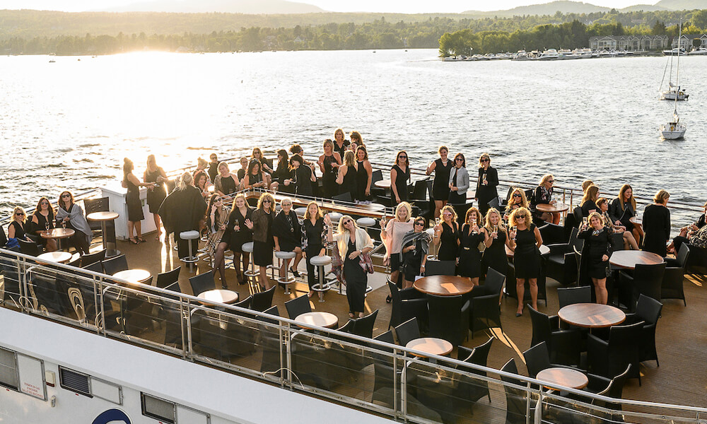 Dames sur le pont du bateau Grand Cru d'Escapades Memphrémagog