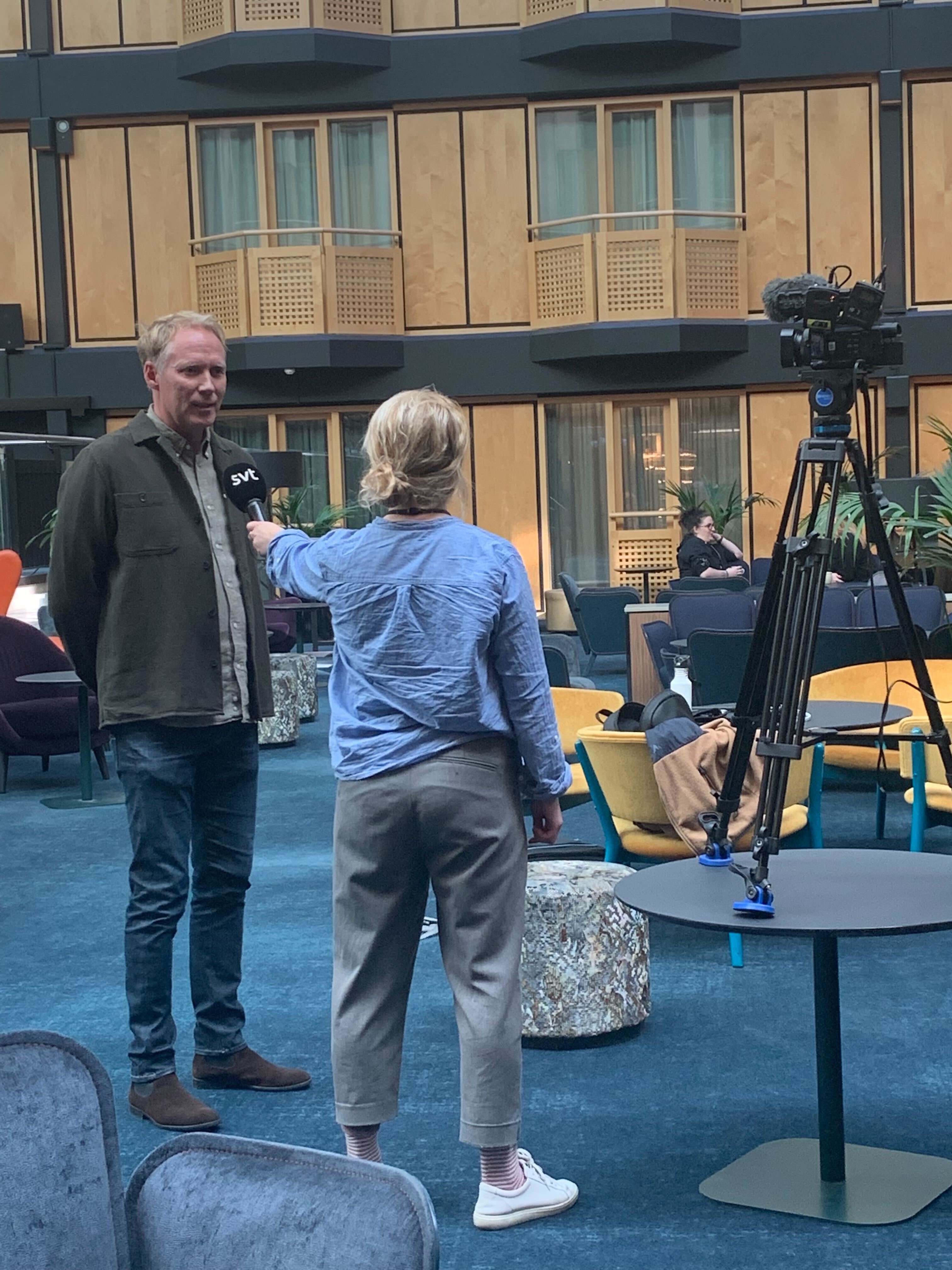 Magnus Sköldmark intervjuas av SVT