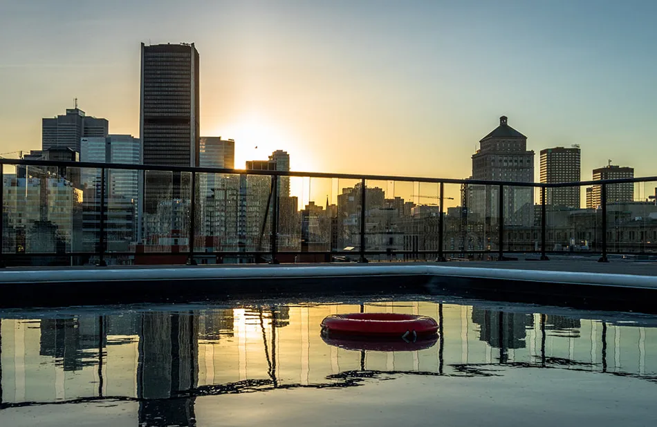 Montréal - piscine - sommet immeuble - vue centre-ville