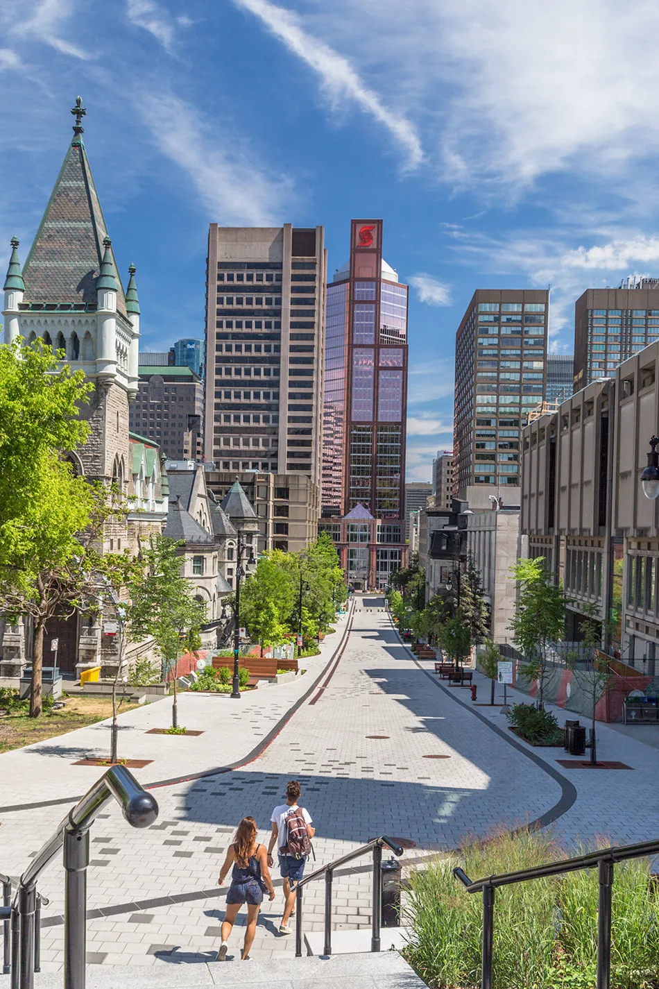 Montréal - vue ville - rue pavée - passants