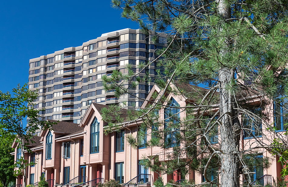 Montréal - immeuble à condos et bâtiments en rangée