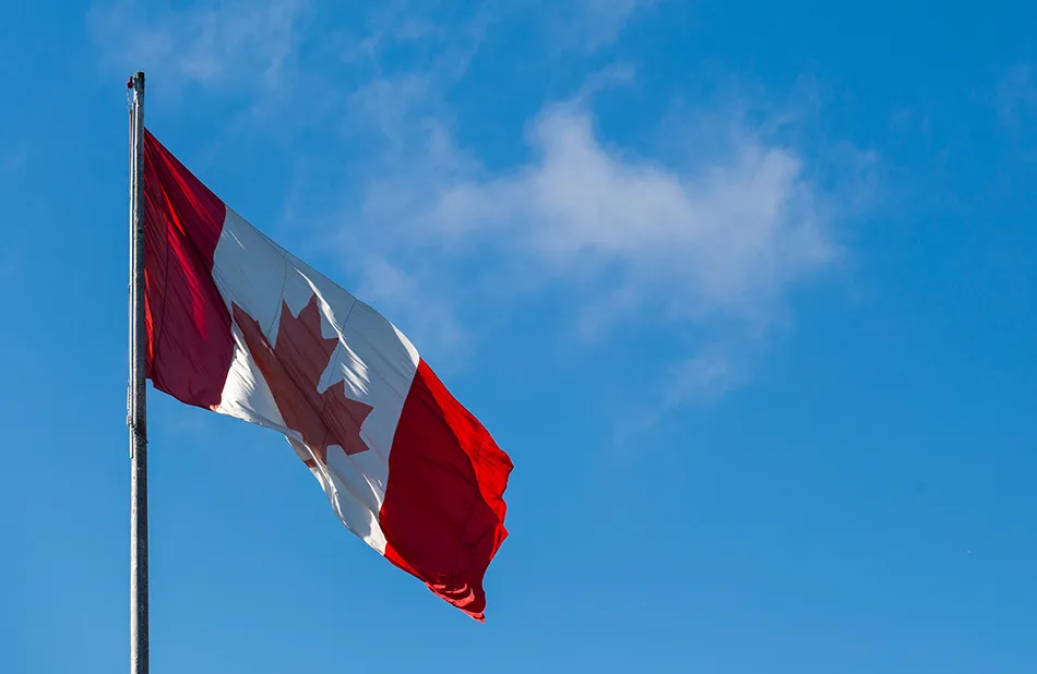 Canada - drapeau canadien flottant dans le ciel