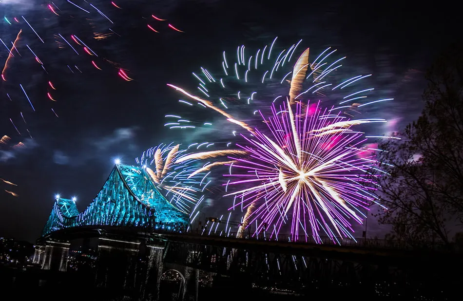 Montréal - feux d'artifice au-dessus du Pont Jacques Cartier