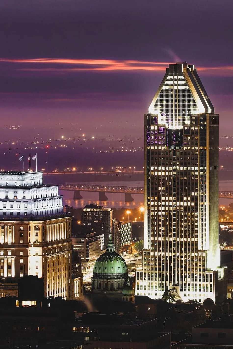 Montréal - immeubles de nuit - lumières centre ville